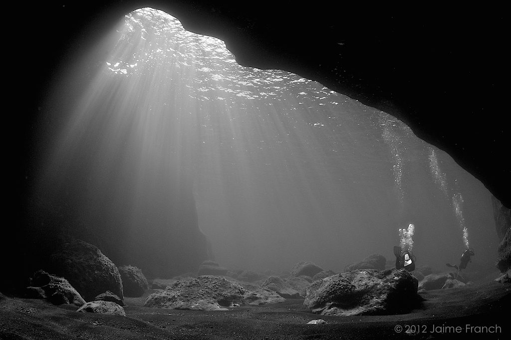 underwater, sun rays, diving, divers, Atlántico, buceadores, buceo, Canarias, Cueva del Diabl, El Hierro